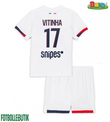 Paris Saint-Germain Vitinha #17 Bortaställ Barn 2025-26 Kortärmad (+ Korta byxor)